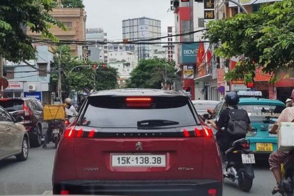 Xe ô tô đeo biển số 15K-138.38 đang lưu hành trên đường được xác minh là biển giả