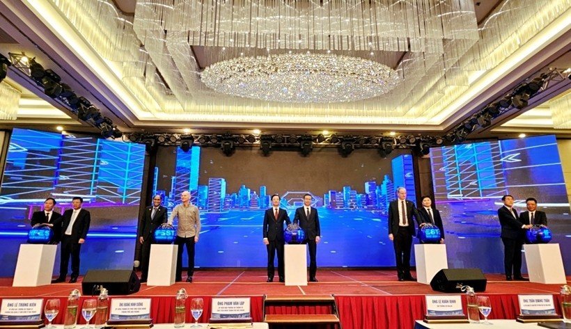 Các đại biểu nhấn nút khai mạc Techfest Hải Phòng 2023.