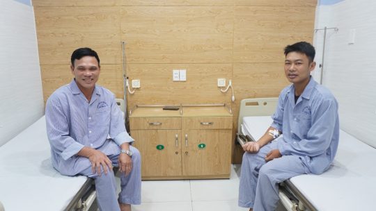 Người bệnh Trần Văn Thuần và người cha Trần Văn Huấn trước phẫu thuật