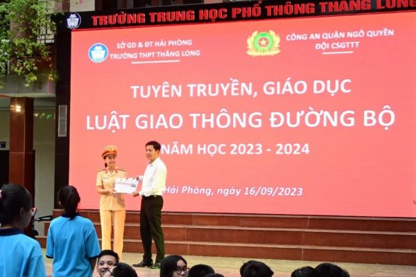 Công an quận Ngô Quyền, Hải Phòng tổ chức buổi tuyên truyền tại Trường THPT Thăng Long Đội CSGT Công an quận Ngô Quyền trao áp phích tuyên truyền cho Trường THPT Thăng Long