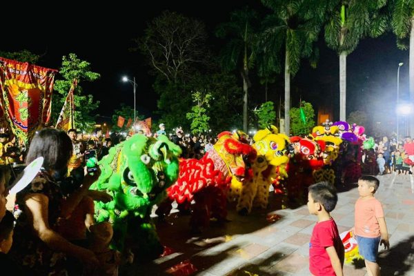 Trẻ em hào hứng với những màn lân sư rồng đầy màu sắc