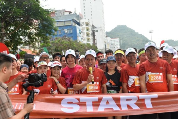 Bí thư Thành uỷ Hải Phòng Lê Tiến Châu vui mừng khi đông đảo người dân tham gia rèn luyện sức khỏe