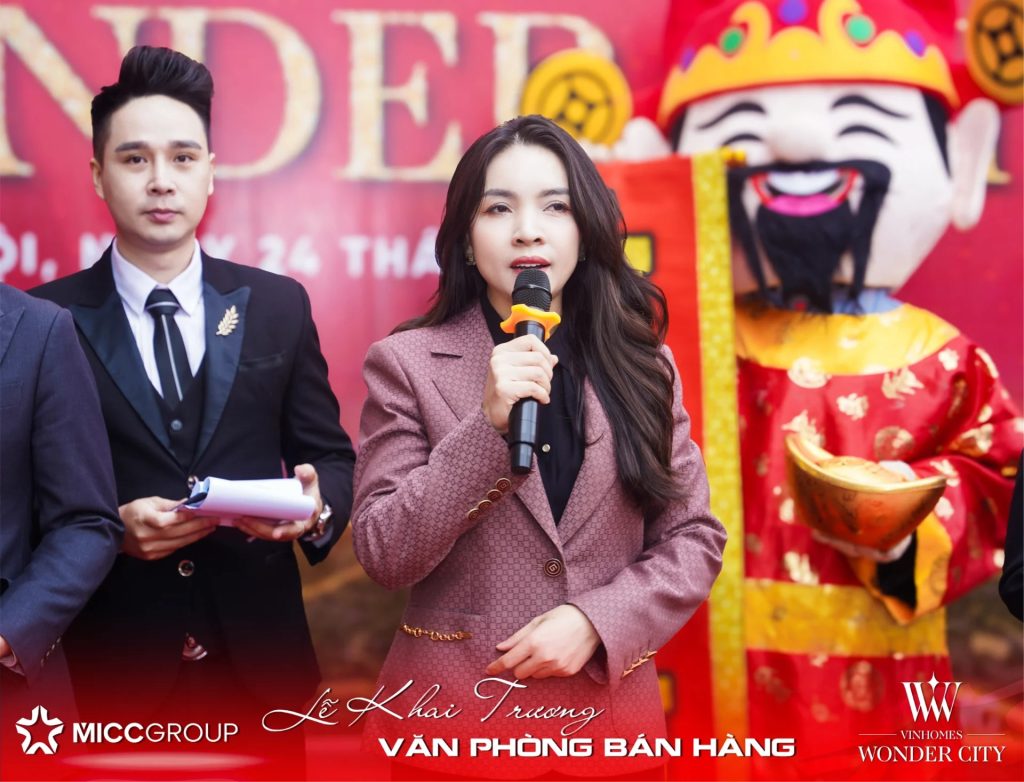Bà Nguyễn Thuỳ Dung phát biểu tại lễ khai trương một văn phòng bán hàng công ty.