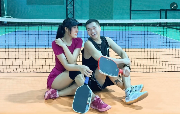 Diễn viên Quang Minh và bạn gái kém tuổi ra sân chơi pickleball.